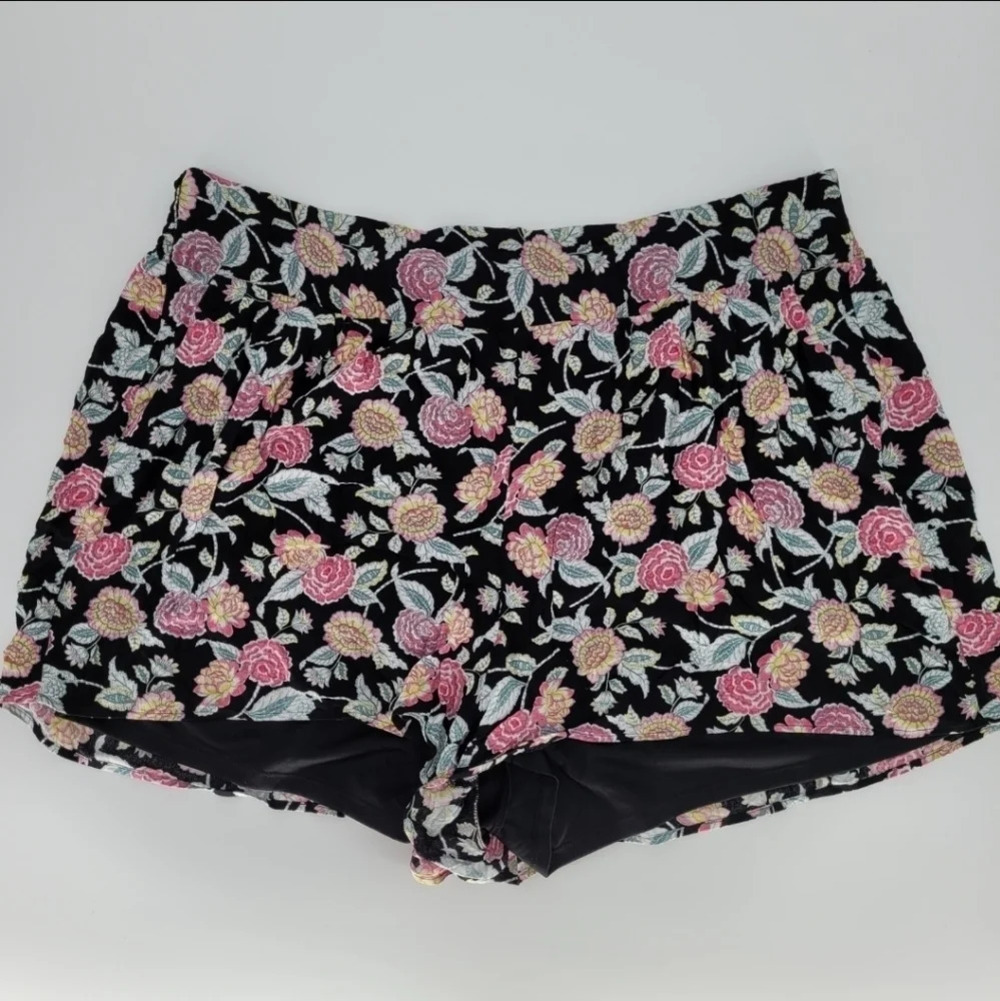 Torrid pastel and black floral gauze rayon shorts 4 - Picture 3 of 10